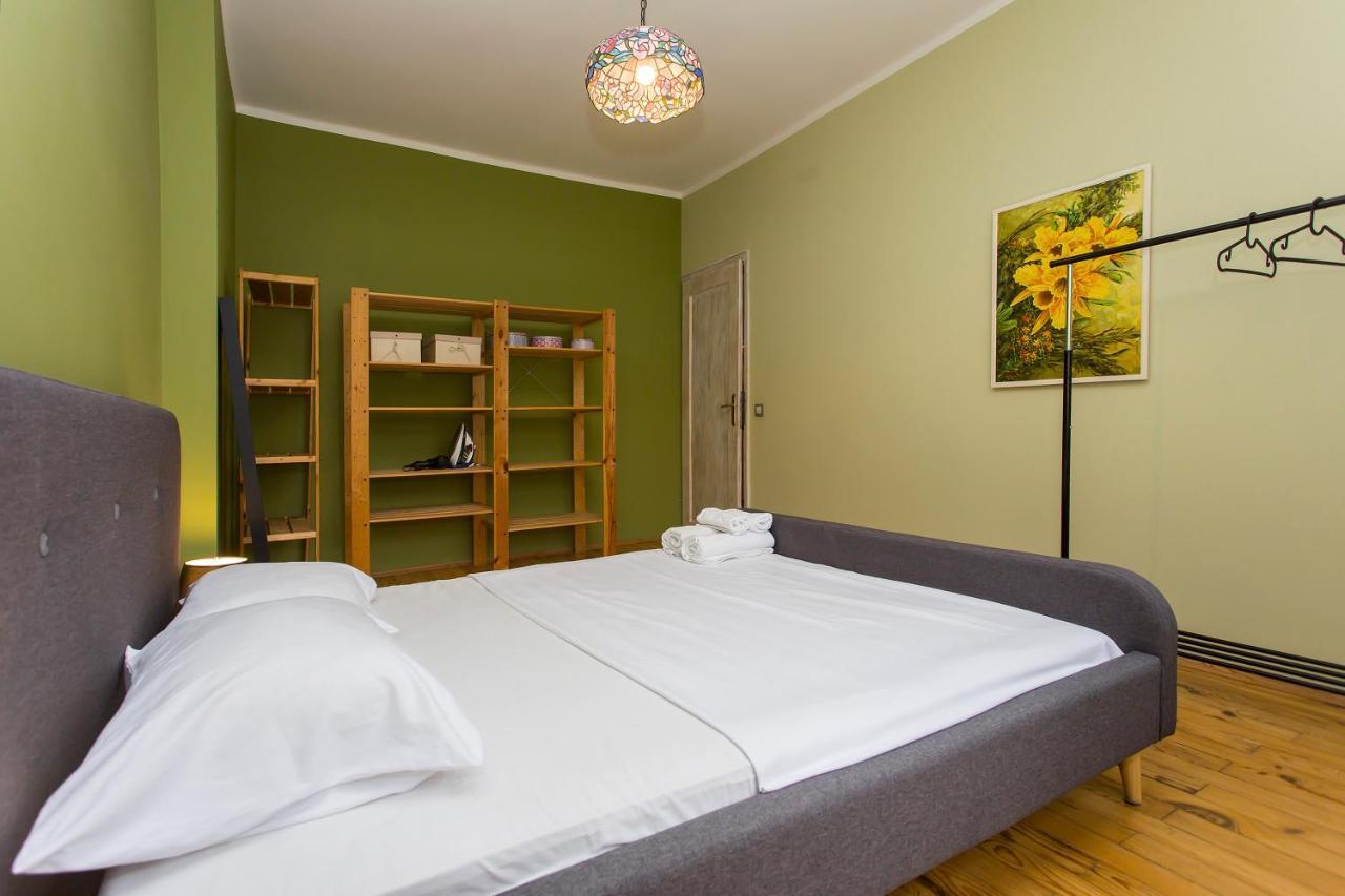 Colorful 2Bdr Apartment In The City Center Sofia Esterno foto