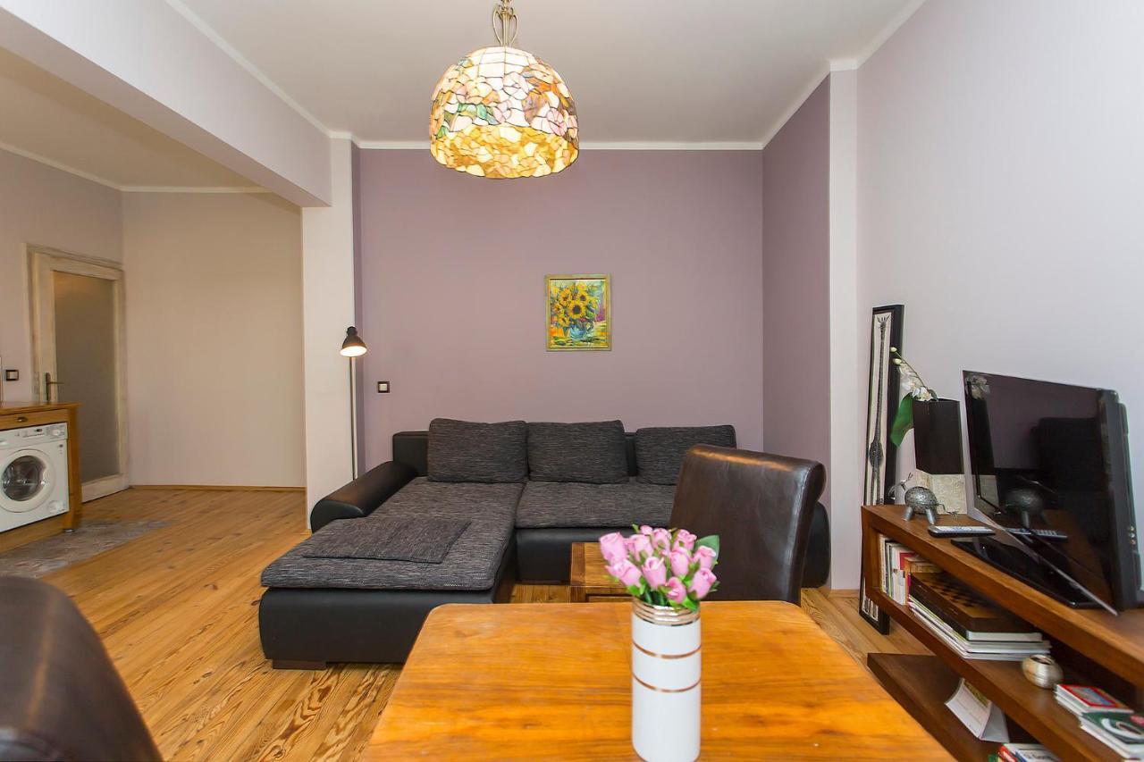 Colorful 2Bdr Apartment In The City Center Sofia Esterno foto